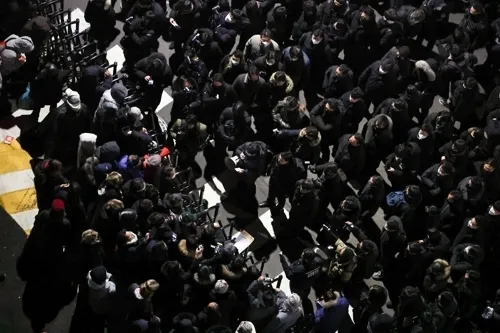 고위공직자범죄수사처(공수처)와 경찰이 윤석열 대통령에 대한 2차 체포영장 집행에 나선 15일 서울 용산구 한남동 대통령 관저 입구에서 윤 대통령측 변호인단 및 경호처(왼쪽)과 공수처, 경찰이 대치하고 있다. 연합뉴스