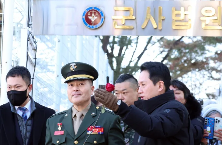 채 상병 순직 사건과 관련해 항명 및 상관명예훼손 혐의로 기소된 박정훈 전 해병대 수사단장(대령)이 9일 오전 서울 용산구  중앙지역군사법원에서 열린 1심 선고공판을 마치고 법원을 나서고 있다. 이날 재판부는 군 검찰이 박정훈 대령에게 적용했던 혐의 모두에 대해 무죄 판단을 내렸다. 뉴스1