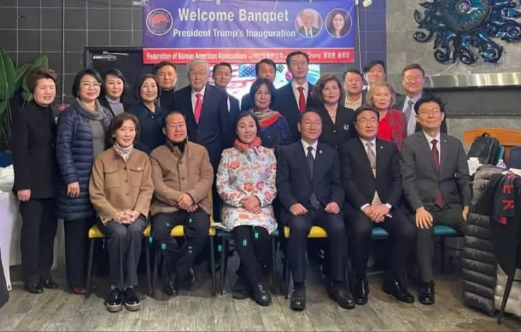 홍준표 대구시장이 미연방 총한인회 초청 만찬에 참석해 기념 촬영을 하고 있다. 김대식 국민의힘 의원 페이스북