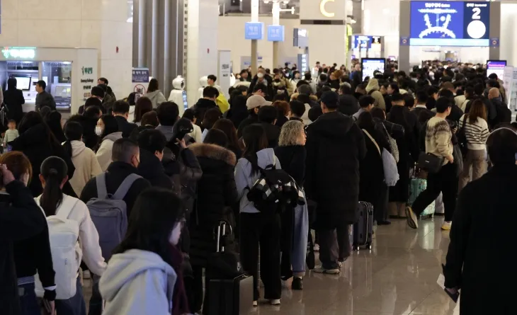 설 명절 앞두고 붐비는 인천공항