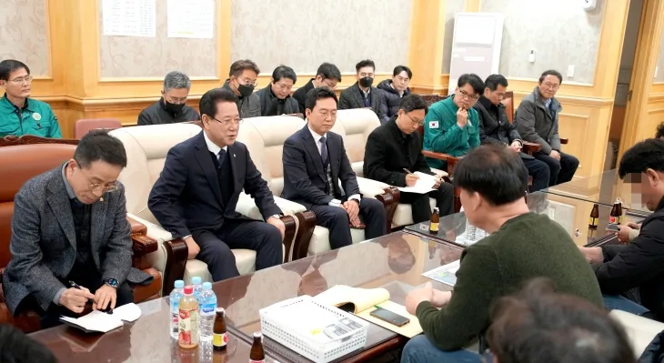 김영록 전남지사가 25일 무안국제공항에서 제주항공 여객기 사고 유가족 대표단을 만나 애로사항을 청취하고 있다.