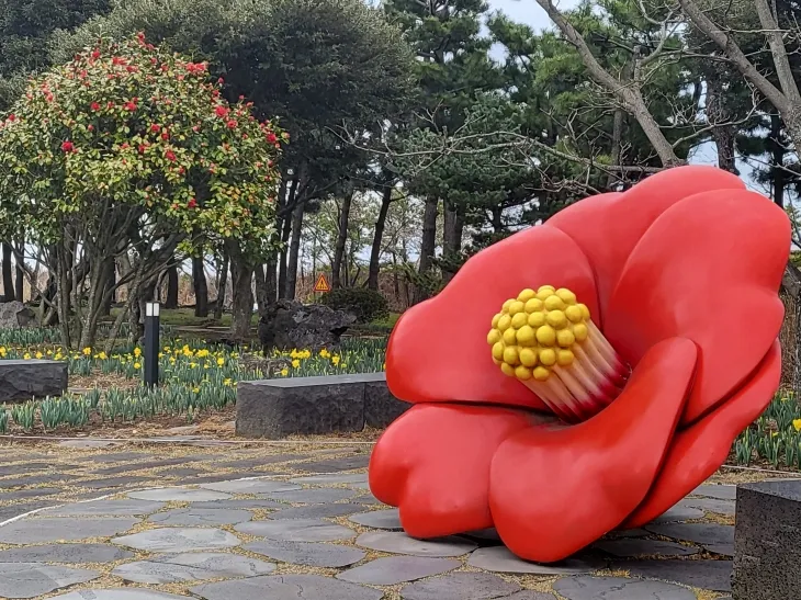 제주4·3평화기념관 마당 핀 특이한 동백꽃 조형물. 제주 강동삼 기자