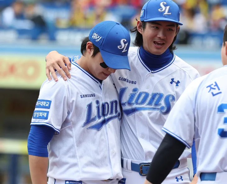 삼성 라이온즈 구자욱이 지난해 10월 26일 대구 삼성라이온즈파크에서 열린 2024 KBO 한국시리즈 4차전 KIA 타이거즈와의 홈 경기에서 선발투수 원태인을 위로하고 있다. 대구 연합뉴스