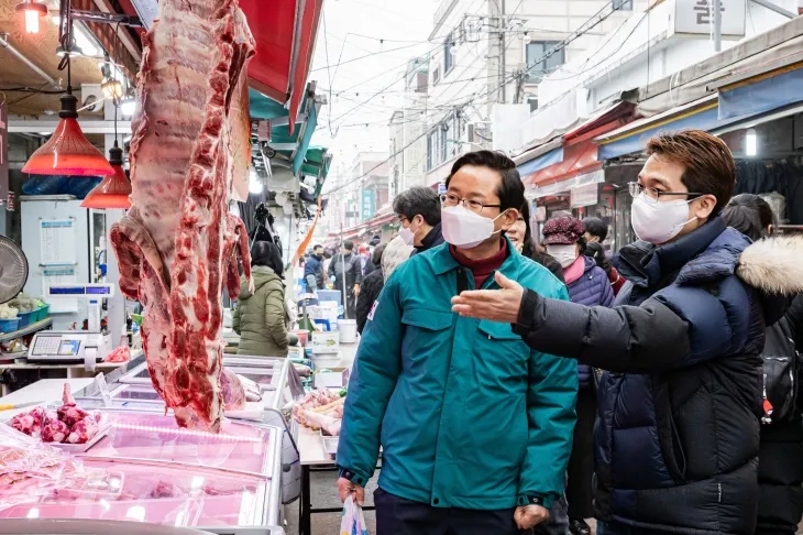 지난해 1월 서울 영등포구 대림시장을 방문한 최호권(왼쪽) 영등포구청장. 영등포구 제공