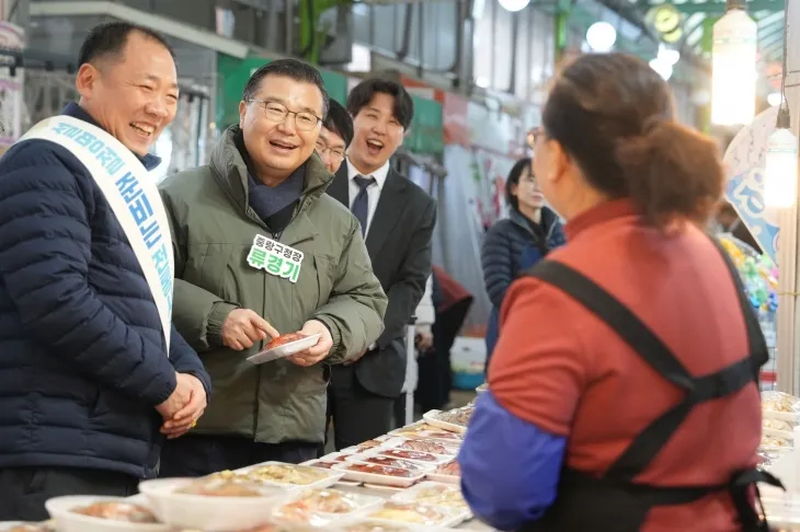 전통시장 상인과 대화를 나누는 류경기(왼쪽 두 번째) 서울 중랑구청장. 중랑구 제공