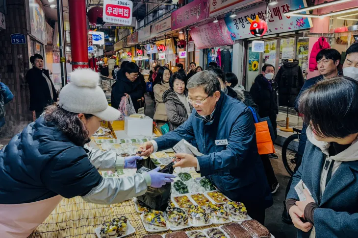 관내 전통시장을 찾은 김경호(가운데) 서울 광진구청장. 광진구 제공