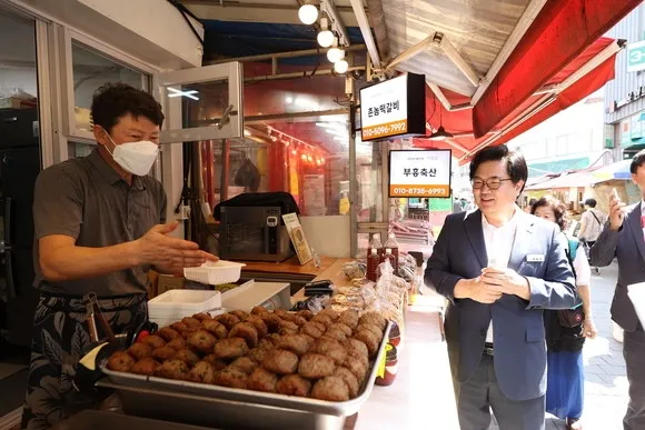 관내 전통시장을 찾은 박일하(오른쪽) 서울 동작구청장. 동작구 제공