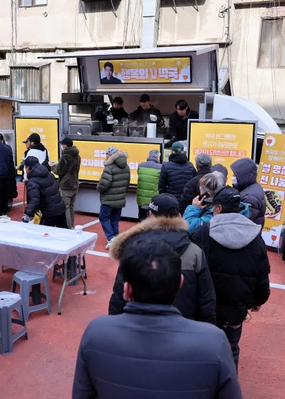 쪽방촌 주민들에게 떡국 나눠주는 최현석 셰프