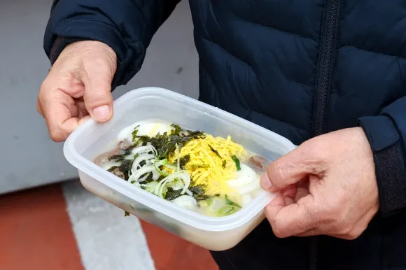 ‘설 연휴에 따듯한 떡국 한 그릇’