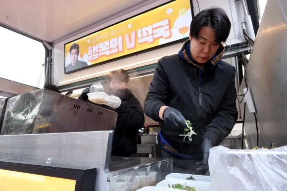 쪽방촌 주민들 위해 떡국 만드는 최현석 셰프