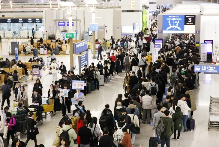 이른시간 붐비는 공항 출국장