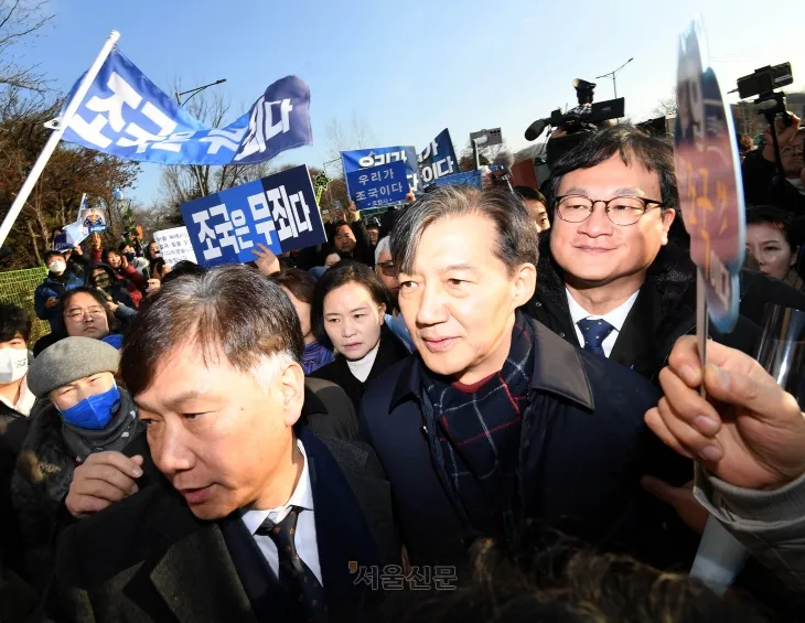 자녀 입시 비리와 청와대 감찰 무마 혐의로 대법원으로부터 징역 2년 실형을 확정받은 조국 전 조국혁신당 대표가 16일 오전 경기 의왕 서울구치소 입구에서 입장 발표 후 구치소 내부로 향하고 있다. 2024.12.16 홍윤기 기자