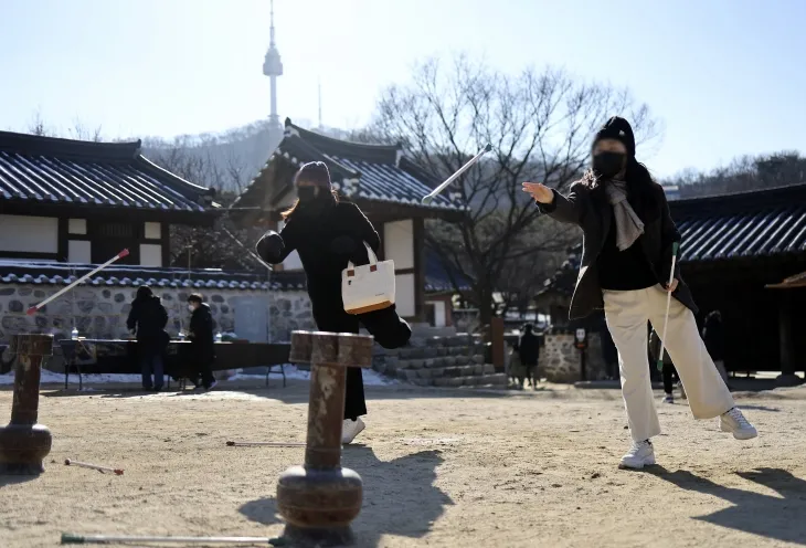 사회-설 연휴 마지막 날-남산골한옥마을-새해 소망 소원지 달집에 매달기