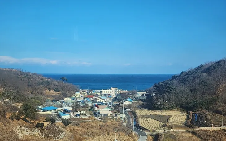 28일 오후 경북 울진 기성역 인근을 지나는 동해선 누리로 열차에서 바라본 동해안 풍경. 2025. 01. 28. 민경석 기자