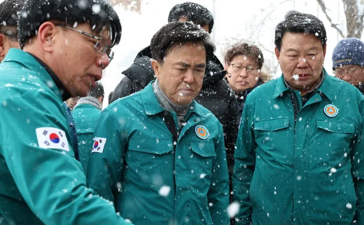 김태흠 충남지사와 오성환 당진시장이  축사 붕괴 현장을 찾아 피해 현황을 청취하고 있다. 충남도 제공