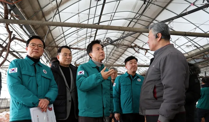 김태흠 지사와 박상돈 천안시장이  천안의 시설하우스 단지를 찾아 눈 치우기와 비닐 단단히 묶기 등을 점검하고 있다. 도 제공