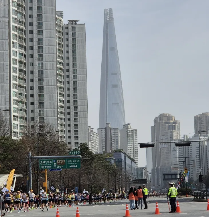 지난해 서울에서 열린 마라톤 대회 참가자들이 결승점을 향해 뛰어가고 있는 모습