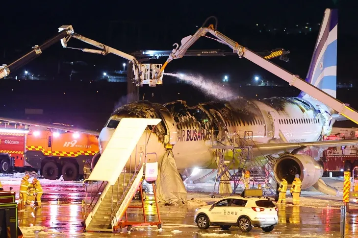 28일 오후 김해공항 계류장에서 승객 170명과 승무원 6명을 태우고 이륙을 준비하던 홍콩행 에어부산 항공기 BX391편 꼬리 쪽 내부에서 불이 나 소방대원들이 진화 작업을 하고 있다. 승객 170명과 승무원 6명이 슬라이드를 이용해 모두 비상 탈출해 큰 인명피해는 발생하지 않았다. 2025.1.28. 연합뉴스