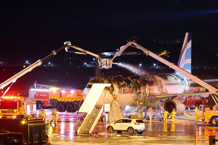 28일 오후 김해공항 계류장에서 승객 170명과 승무원 6명을 태우고 이륙을 준비하던 홍콩행 에어부산 항공기 BX391편 꼬리 쪽 내부에서 불이 나 소방대원들이 진화 작업을 하고 있다. 승객 170명과 승무원 6명이 슬라이드를 이용해 모두 비상 탈출해 큰 인명피해는 발생하지 않았다. 2025.1.28. 연합뉴스