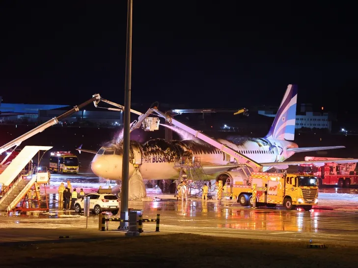 지난 28일 오후 김해공항 계류장에서 승객 170명과 승무원 6명을 태우고 이륙을 준비하던 홍콩행 에어부산 항공기 BX391편 내부에서 불이 나 소방대원들이 진화 작업을 하고 있다. 2025.1.29 연합뉴스