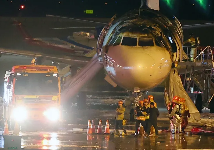 지난 28일 부산 김해공항 계류장에서 승객 170명과 승무원 6명을 태우고 이륙을 준비하던 홍콩행 에어부산 항공기 BX391편 내부에서 불이 나 소방대원들이 진화 작업을 하고 있다. 2025.1.29 연합뉴스