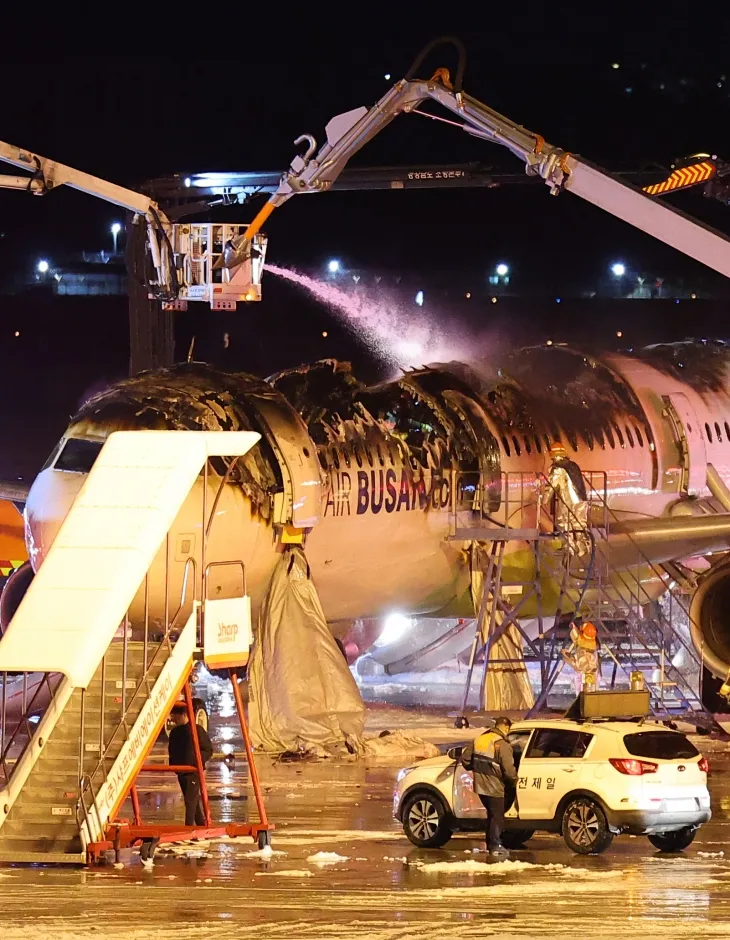 28일 오후 김해공항 계류장에서 승객 170명과 승무원 6명을 태우고 이륙을 준비하던 홍콩행 에어부산 항공기 BX391편 내부에서 불이 나 소방대원들이 진화 작업을 하고 있다. 화재는 1시간 16분 만에 완전히 진압됐고 승객 170명(탑승 정비사 1명 포함), 승무원 6명 등 모두 176명은 비상 슬라이드로 모두 탈출했다. 2025.1.29. 연합뉴스