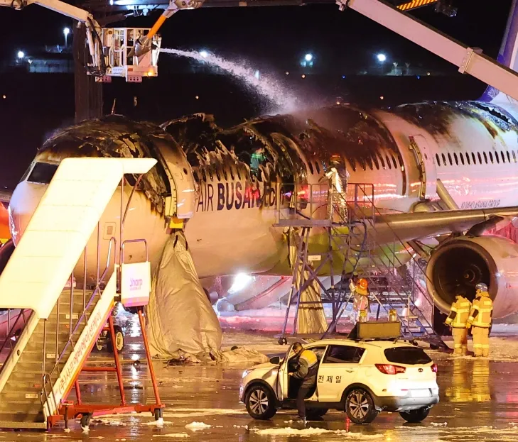 28일 오후 김해공항 계류장에서 승객 170명과 승무원 6명을 태우고 이륙을 준비하던 홍콩행 에어부산 항공기 BX391편 내부에서 불이 나 소방대원들이 진화 작업을 하고 있다. 화재는 1시간 16분 만에 완전히 진압됐고 승객 170명(탑승 정비사 1명 포함), 승무원 6명 등 모두 176명은 비상 슬라이드로 모두 탈출했다. 2025.1.29. 연합뉴스