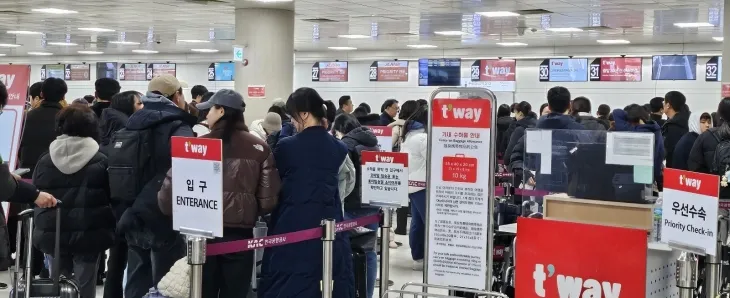 30일 제주공항 출발장에는 설 연휴를 끝내고 귀경하려는 관광객들이 수속절차를 밟고 있다.  제주 강동삼 기자