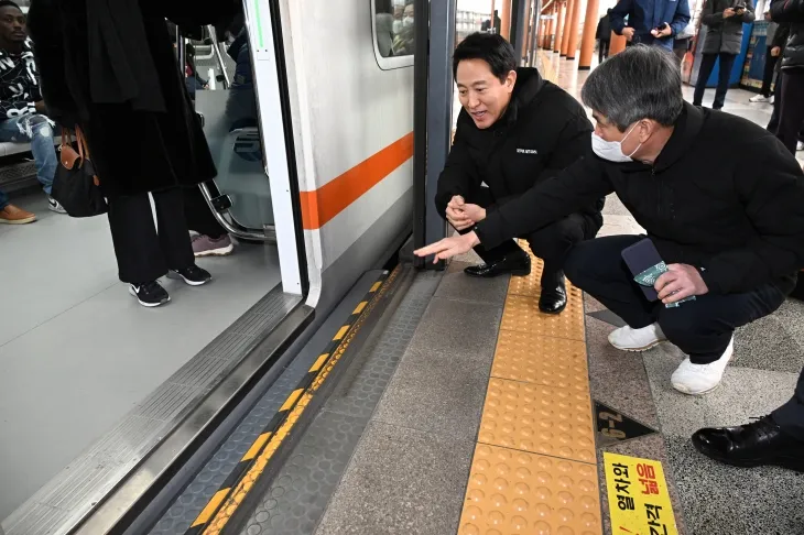 오세훈(오른쪽 두 번째) 서울시장이 30일 3호선 옥수역의 승강장 안전문, 자동안전발판 등 안전시설 현황을 점검하고 있다. 서울시 제공