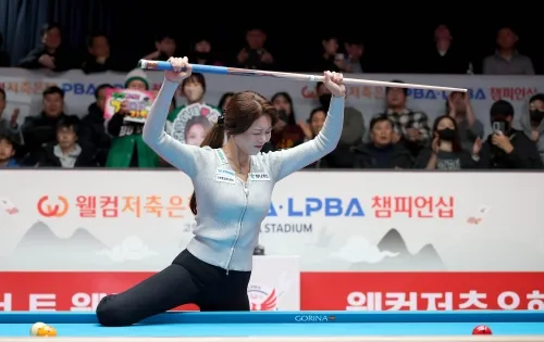 김가영(하나카드)이 29일 오후 경기 고양시 킨텍스 PBA 스타디움에서 열린 ‘PBA-LPBA 챔피언십’ LPBA 결승전에서 김민아(NH농협카드)를 상대로 챔피언 포인트를 따내며 세리머니를 하고 있다. PBA 제공