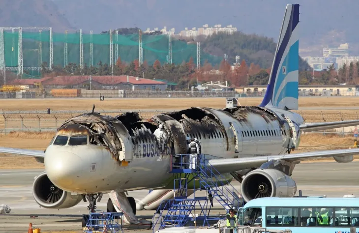 30일 부산 강서구 김해국제공항 내 에어부산 항공기 화재 현장에서 국토부 항공철도사고조사위원회, 국립과학수사연구원, 부산경찰청, 부산소방재난본부 등 관계자들이 합동 감식에 앞서 안정성 확보를 위한 현장확인을 하고 있다. (뉴스1 제공)