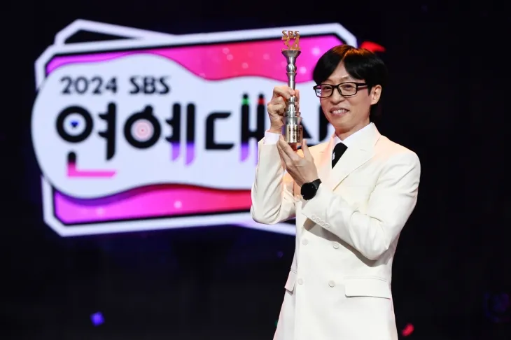 유재석이 지난 29일 서울 마포구 SBS프리즘타워에서 열린 ‘2024 SBS 연예대상’에서 개인 통산 20번째 대상을 받은 뒤 트로피를 든 채 활짝 웃고 있다. SBS 제공