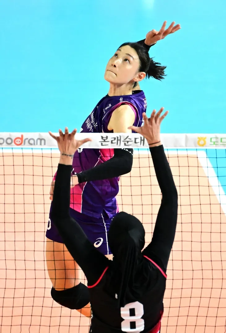 김연경(흥국생명)이 30일 대전 충무체육관에서 열린 2024~25 프로배구 V리그 여자부 경기에서 정관장 주포인 메가왓티 퍼티위를 앞에 두고 공격을 시도하고 있다. 흥국생명은 이날 정관장을 3-2로 이기며 4연승으로 선두를 달렸다. 한국배구연맹 제공