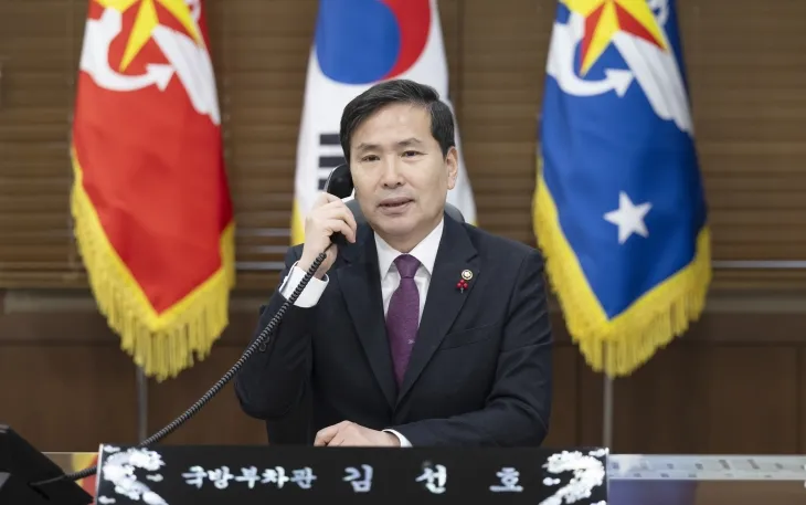 김선호 국방부 장관 직무대행이 31일 오전 피트 헤그세스 미국 국방장관과 첫 전화통화를 하고 있는 모습. 국방부 제공