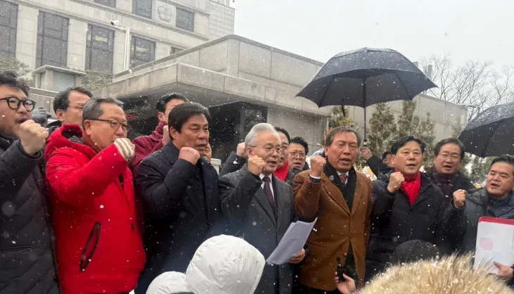 국민의힘 탄핵 반대 원외당협위원장 모임이 31일 서울 종로구 헌법재판소에 항의 방문해 성명서를 발표하고 있다. 탄핵 반대 원외당협위원장 모임 제공