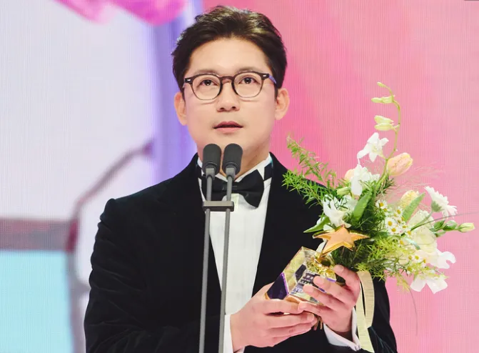 방송인 김대호가 서울 상암동 MBC에서 진행된 ‘2024 MBC 방송연예대상’에서 쇼·버라이어티 부문 남자 최우수상을 받은 뒤 소감을 말하고 있다. MBC 제공