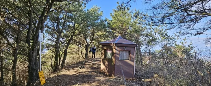 이달봉 정상에서는 서쪽 바다가 나뭇가지 사이로 빼꼼히 드러낸다. 제주 강동삼 기자