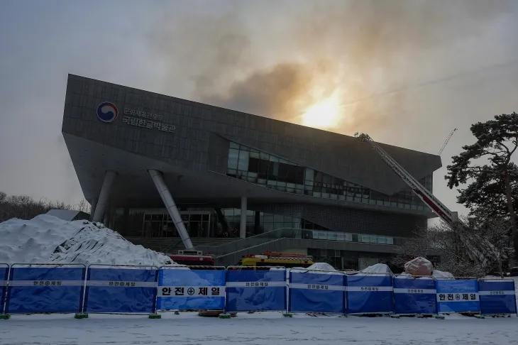 1일 오전 서울 용산구 국립한글박물관에서 화재가 발생해 소방관들이 진화 작업을 펼치고 있다. 용산구청과 소방당국에 따르면 화재는 박물관 옥상에서 발생했으며 많은 연기가 발생 중이다. 2025.2.1 연합뉴스