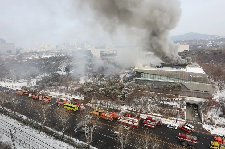 1일 오전 서울 용산구 국립한글박물관에서 불이 나 소방관들이 진화 작업을 펼치고 있다. 2025.2.1 연합뉴스