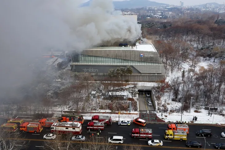 1일 오전 서울 용산구 국립한글박물관에서 불이 나자 소방관들이 건물 옥상에서 화재 진압을 시도하고 있다. 2025.2.1 연합뉴스