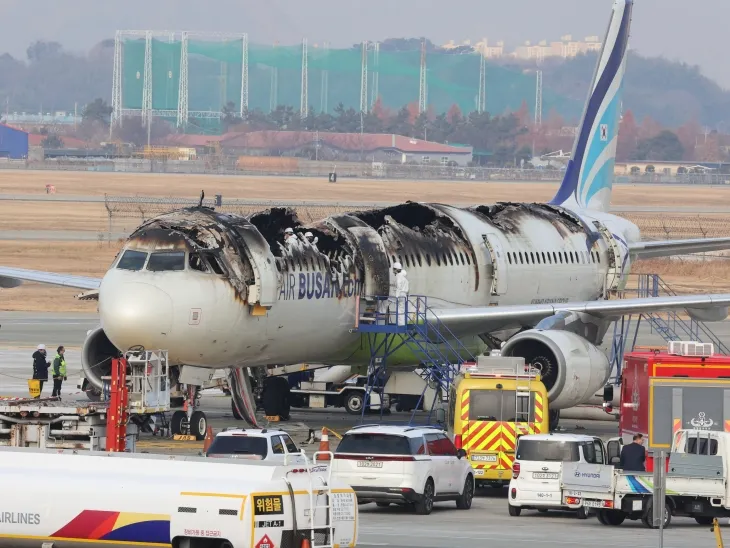 31일 오전 부산 김해국제공항에서 지난 28일 화재가 발생한 에어부산 항공기에서 국토부 항공철도사고조사위원회와 프랑스 항공사고조사위원회(BEA) 등 합동조사반이 화재 합동 감식을 앞두고 안전성 검사를 하고 있다. (연합뉴스제공)