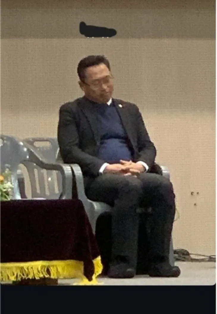 홍성표 전 충남 아산시의회 의장이 지난달 10일 한 고교 졸업식장 단상에서 조는 듯한 모습을 보인다. 독자 제공