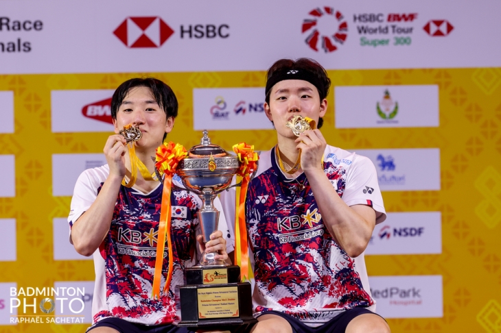 배드민턴 남자 복식 서승재(오른쪽)와 진용이 2일 태국 방콕에서 열린 세계배드민턴연맹(BWF) 월드투어 태국마스터스에서 우승한 뒤  트로피와 메달을 들고 기념촬영을 하고 있다. 대한배드민턴협회 제공