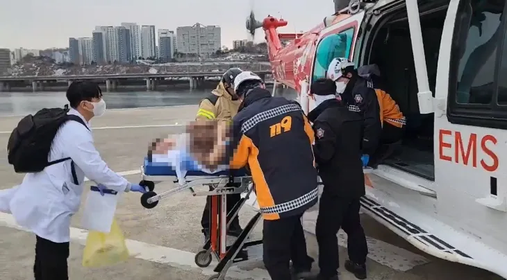 지난달 30일 경남 진주 경상국립대병원 헬리패드에서 출발해 서울 노들섬 헬리패드에 도착한 경남119항공대 소방헬기에서 구급대원과 의료진이 응급환자를 옮기고 있다. 경남소방본부 제공