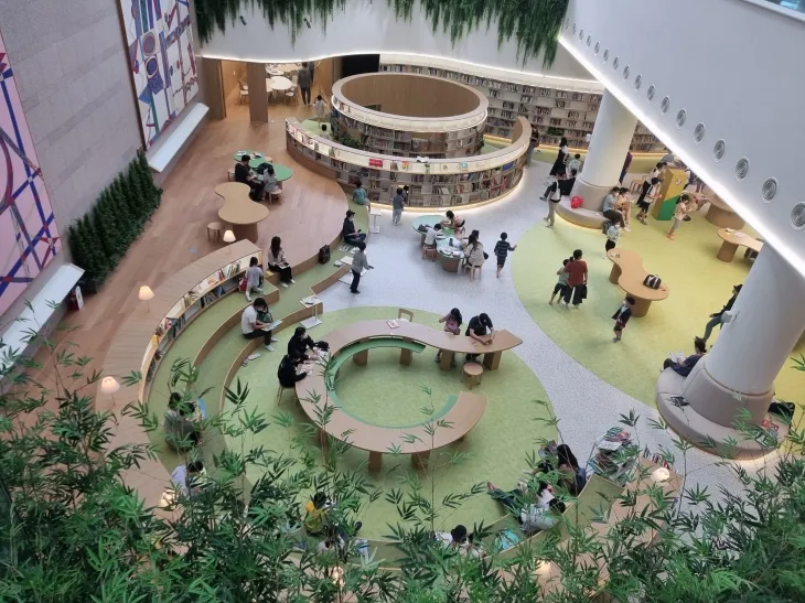 부산시청 1층 로비에 있는 어린이 복합문화공간 ‘들락날락’.  부산시 제공