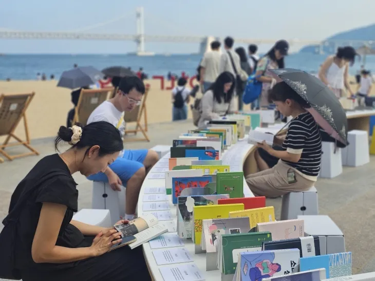 부산 수영구 광안리해수욕장에서 ‘해변 도서전’이 열리고 있다. 지역 출판사와 서점이 큐레이팅한 책 100권으로 광안리 해변에 야외 도서관을 마련해 독서할 수 있게 하는 행사다. ﻿ 부산시 제공