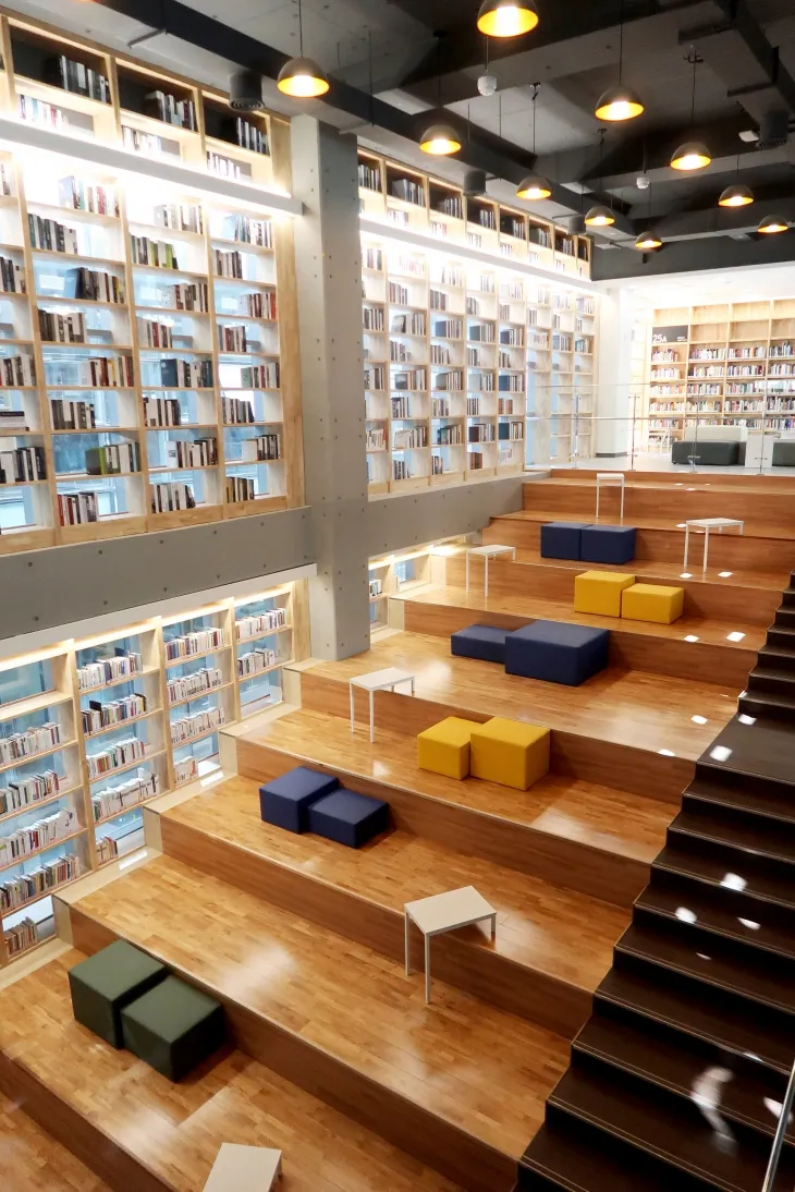 칸막이 없이 개방적인 계단형으로 만들어진 부산도서관 열람 공간. 부산시 제공