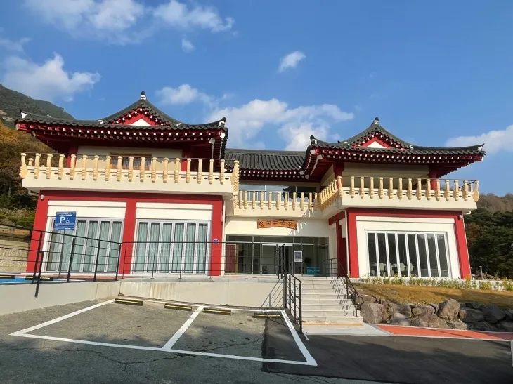 전남 담양 대성학당의 성곡교육관 전경