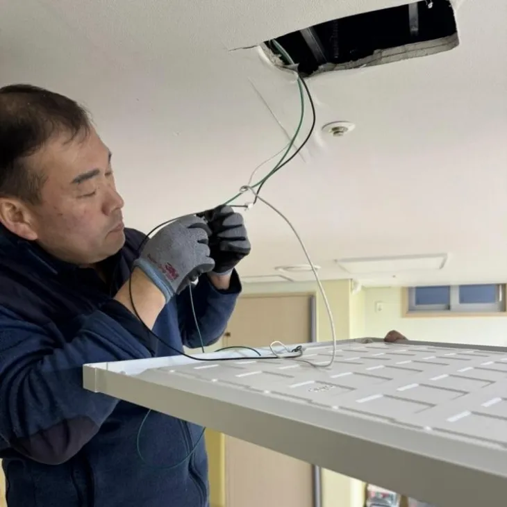 서울 용산구 빗물펌프장 직원이 겨울철 지역사랑 재능기부의 일환으로 지역 어린이집에서 전기시설 안전점검과 수리를 진행하고 있는 모습. 용산구 제공