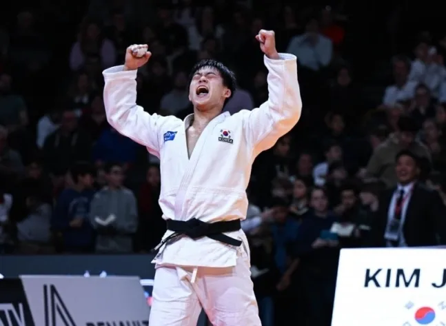 유도 국가대표 김종훈이 3일(한국시간) 프랑스 파리에서 열린 국제유도연맹(IJF) 2025 파리 그랜드슬램 남자 90㎏급 결승에서 루카 마이수라제를 꺾은 뒤 환호하고 있다. IJF 홈페이지 캡처